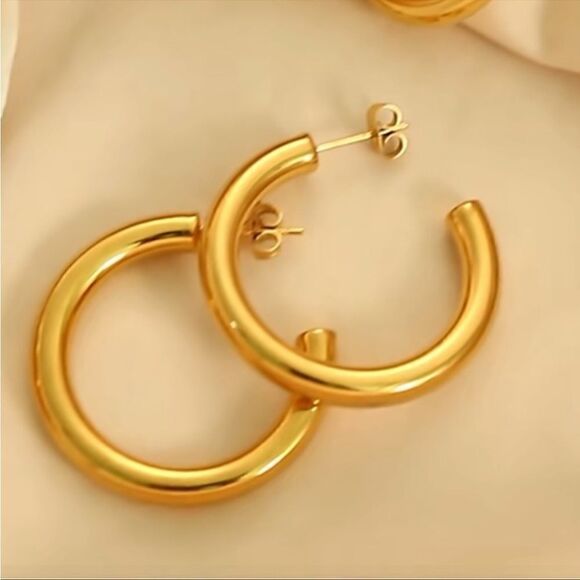 #20 Classic Gold Hoops - Picture 8 of 9